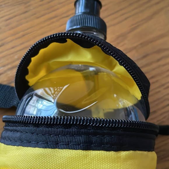 DISNEY MICKEY MOUSE 32 OZ PLASTIC SPORTS BOTTLE WITH INSULATED CARRIER NWT - Picture 4 of 5